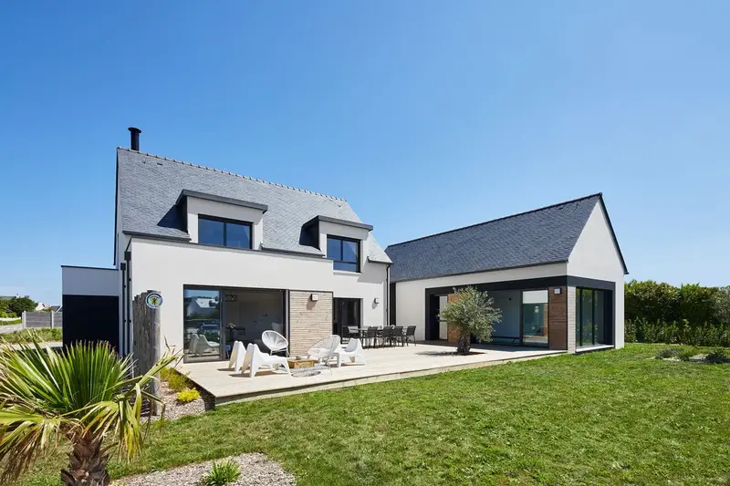 Maison contemporaine moderne avec grandes baies vitrées