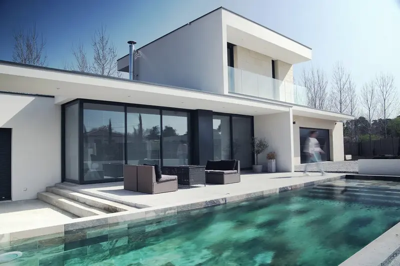 Maison neuve moderne avec jardin paysager